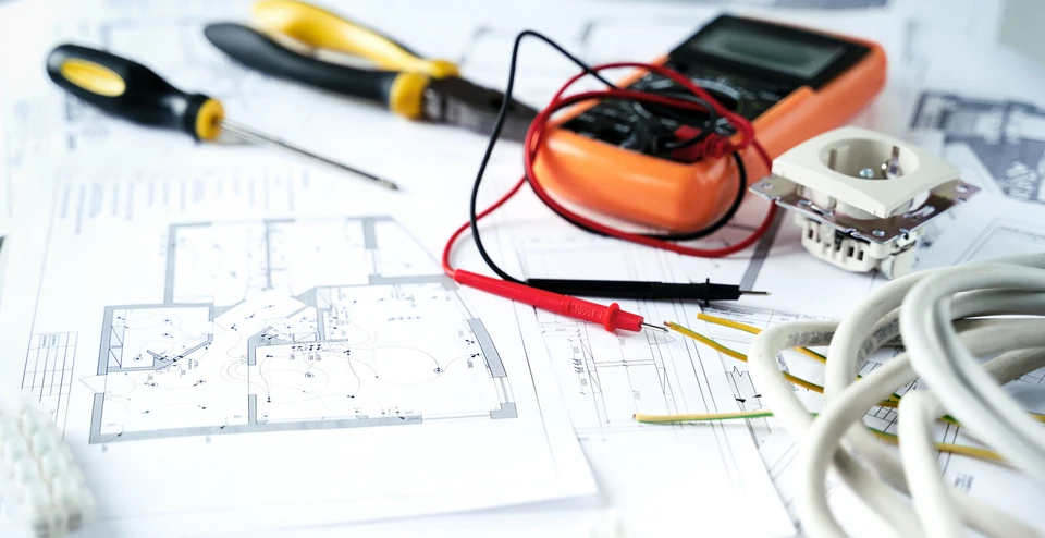 Réparation, planification du projet d'électricité à la maison